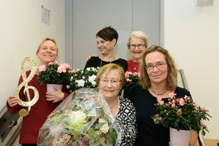 Auch diese Jahr wieder viele Geehrte - oft für fleissigen Probenbesuch. Im speziellen Fall von Madelleine Bieli (Bild vorne Mitte) wurden 50 Jahre Kirchenchorarbeit verdankt. 