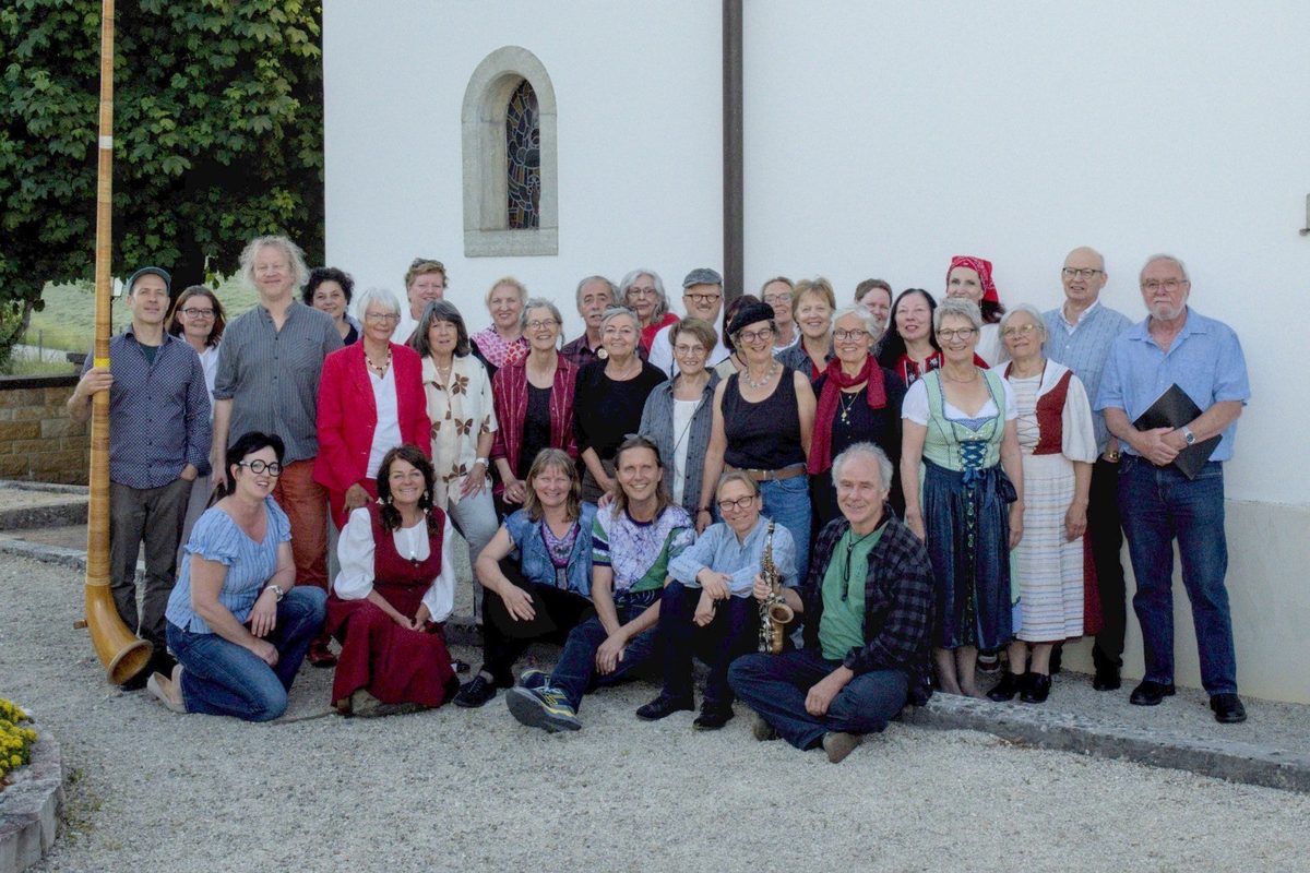 Die Sängerinnen und Sänger des Mauritiuschors Trimbach vor der Mauritiuskirche